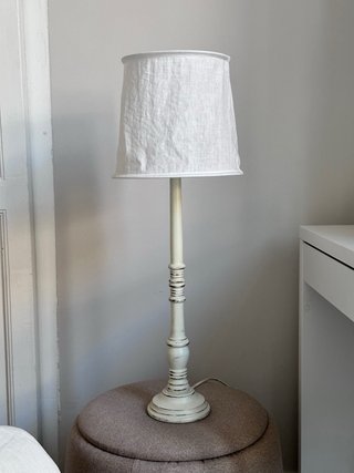Lámpara de mesa con pie de madera