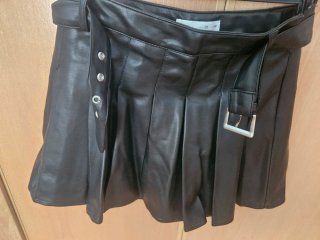 Falda Zara efecto piel negra