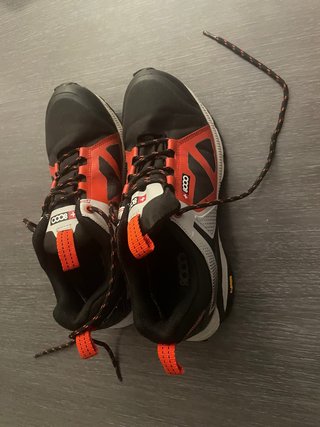 Zapatillas Montaña +8000 Negras y Rojas