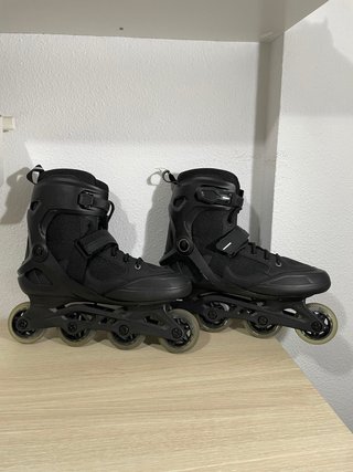 Patines de línea Decathlon y muñequeras Oxelo