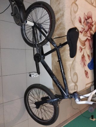 Bicicleta BMX negra escucho ofertas