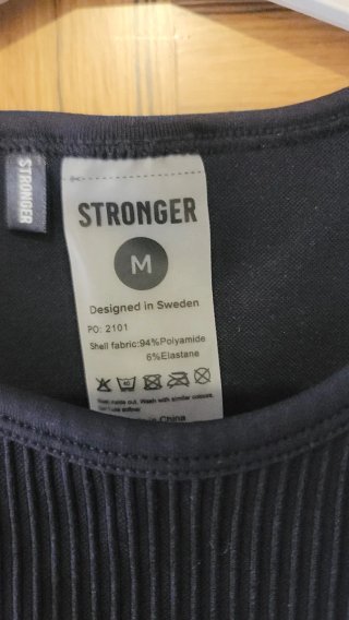 Top deportivo Stronger negro
