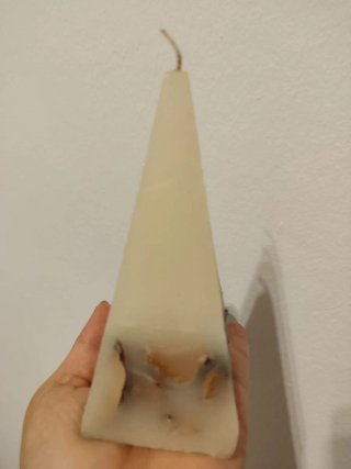 Vela artesanal pirámide con botánicos naturales