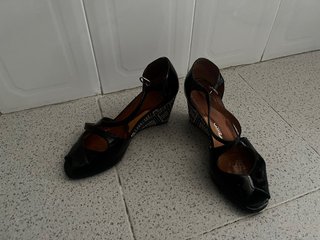 Zapatos de cuña negros y multicolor