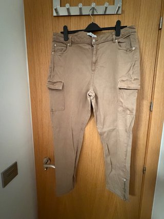 Pantalones cargo pitillo beige mujer