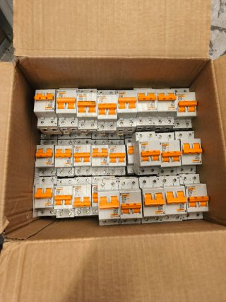 Lote de 50 Magnetotérmicos Merlin Gerin C10 C16