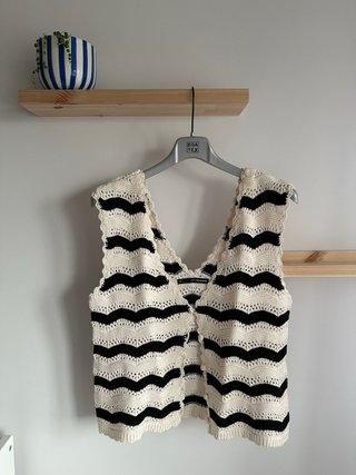 Chaleco tejido ondas beige y negro