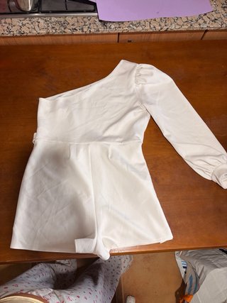 Mono elegante blanco de mujer