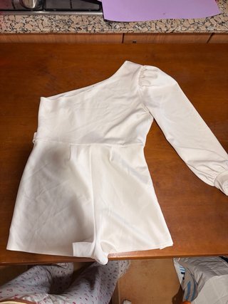 Mono elegante blanco de mujer