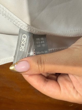 Mono elegante blanco de mujer