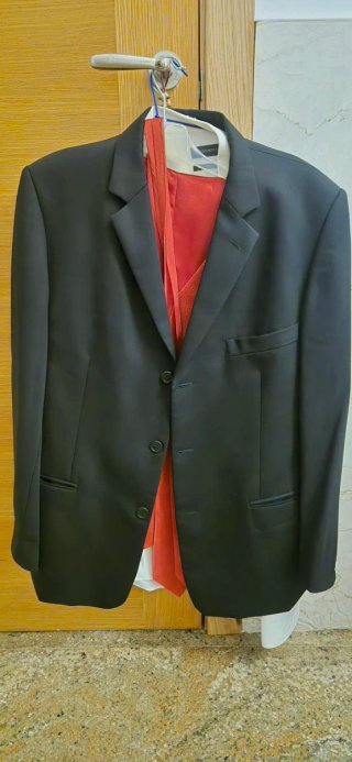 Traje de boda negro con chaleco rojo