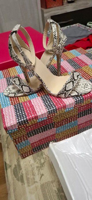 Zapatos de tacón estampado serpiente