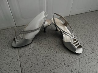 Zapatos de tacón plateados Caparros