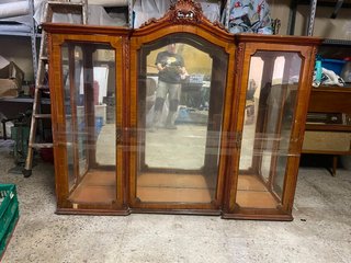 Vitrina antigua de madera y cristal