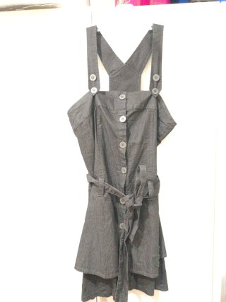 Vestido de tirantes negro con botones