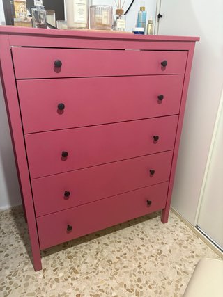 Cómoda rosa de madera