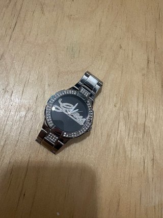 Reloj Guess plateado y negro con pedrería