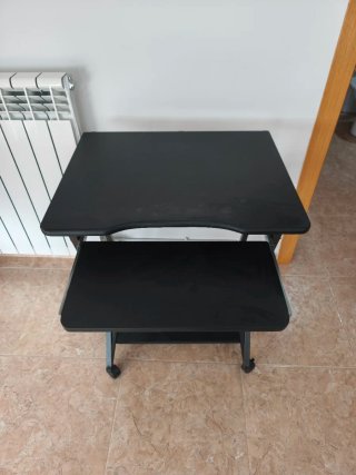 Scrivania nera compatta con ruote