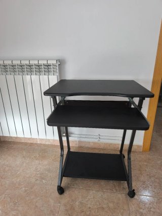 Scrivania nera compatta con ruote