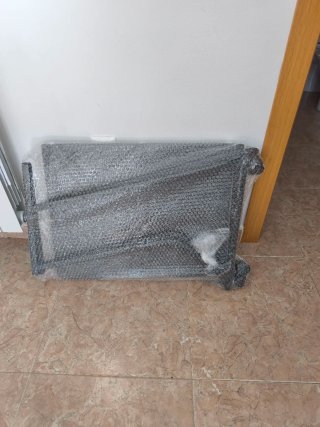 Scrivania nera compatta con ruote