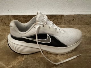 Zapatillas Nike Blancas y Negras