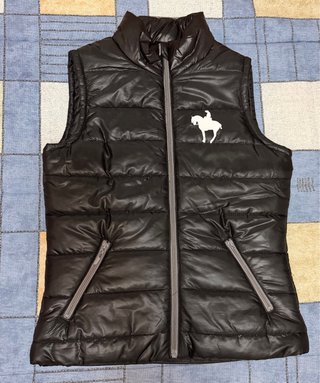 Chaleco acolchado negro con logo ecuestre