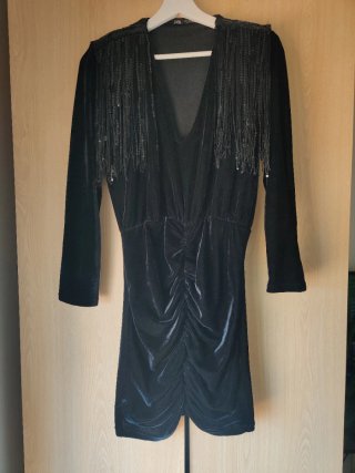 Vestido terciopelo negro Zara con flecos