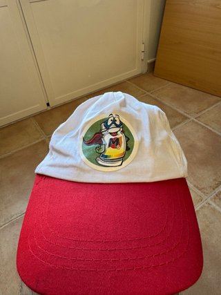 Gorra roja y blanca con dibujo