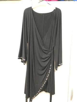 Vestido Negro Fruncido con Tachuelas