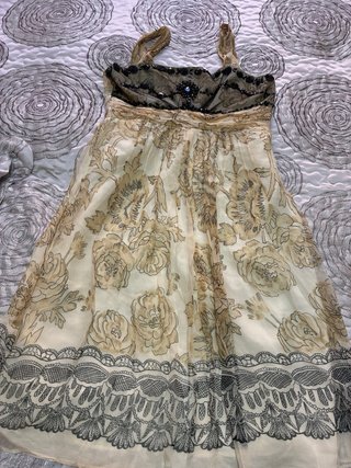 Vestido estampado con detalles de encaje