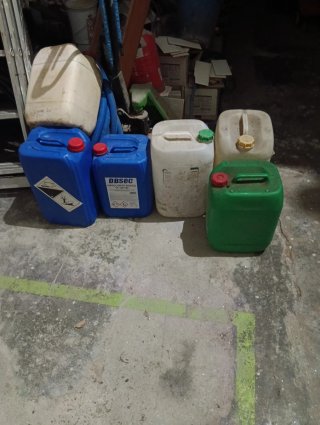 Bidones de plástico varios