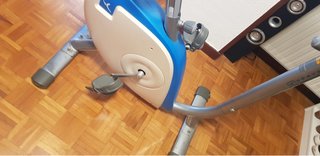 Bicicleta estática cómoda y práctica