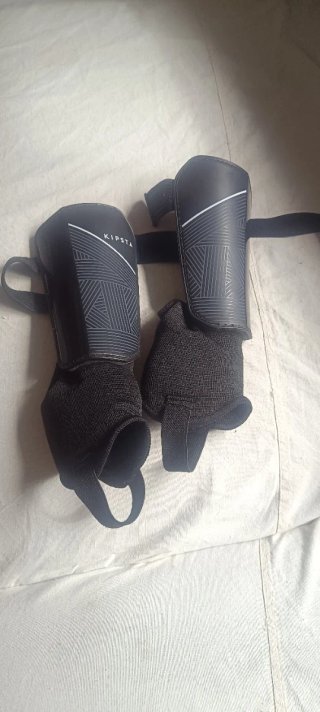 Espinilleras Kipsta con protección de tobillo.