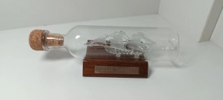 Barco de cristal en botella con base