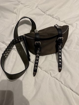 Bolso bandolera verde militar con tachuelas