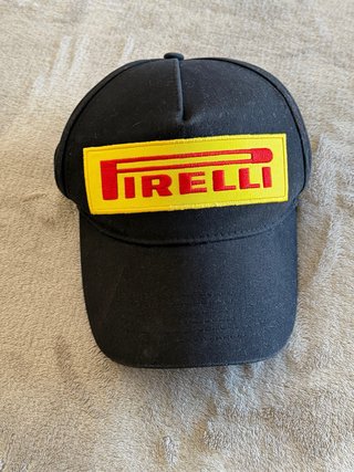 Gorra original Pirelli Negra con Logo Amarillo