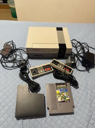 Consola Nintendo NES PAL con juego TMNT + Mandos