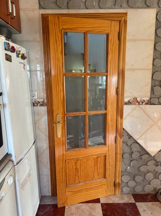 Puerta de madera con cristales