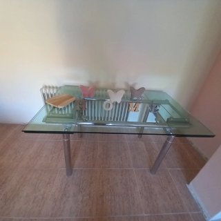 Mesa de cristal rectangular con patas metálicas