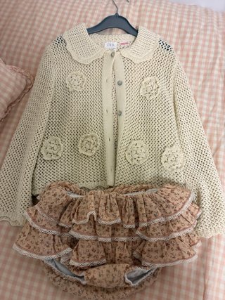 Braguita y chaqueta floral con volantes