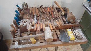 Banco de trabajo con herramientas de carpintería