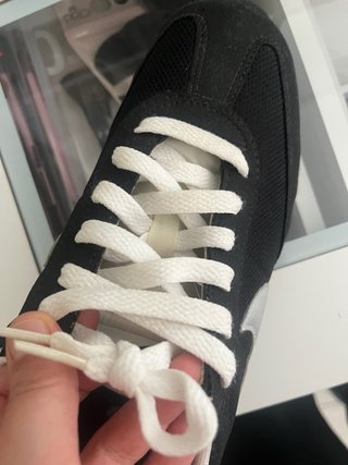 Zapatillas de deporte negras y blancas