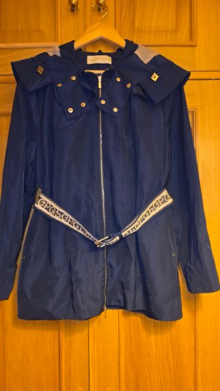 Chaqueta Purificación García azul y dorada