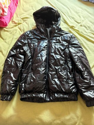 Chaqueta negra brillante con capucha
