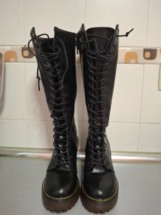 Botas Altas Negras con Cordones