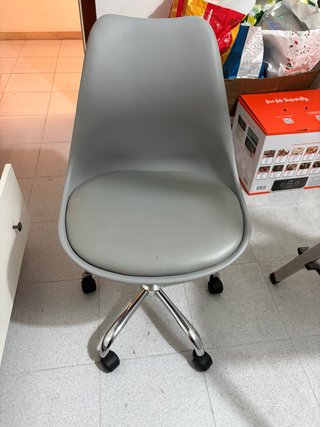 Silla de despacho giratoria gris