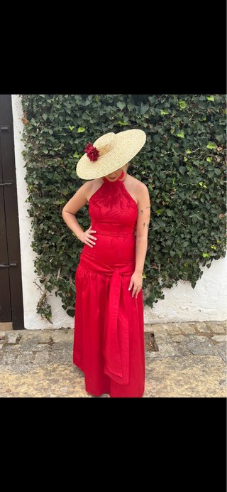 Vestido de invitada rojo largo y pamela
