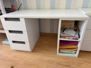 Scrivania per bambini in legno bianco con cassetti