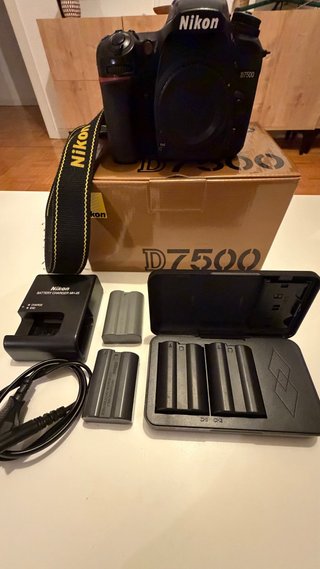 Cámara Nikon D7500 con accesorios