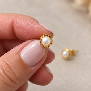 Pendientes dorados con perla coreana